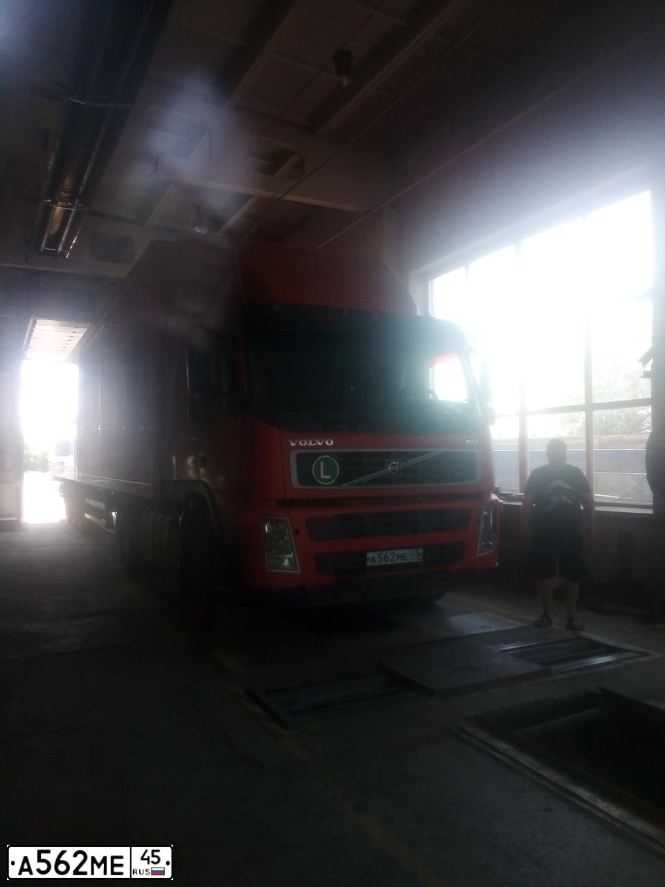 Фото автомобиля VOLVO SERIE FM /4X2/, 2008 — госномер У006ТК150. Цвет: Красный