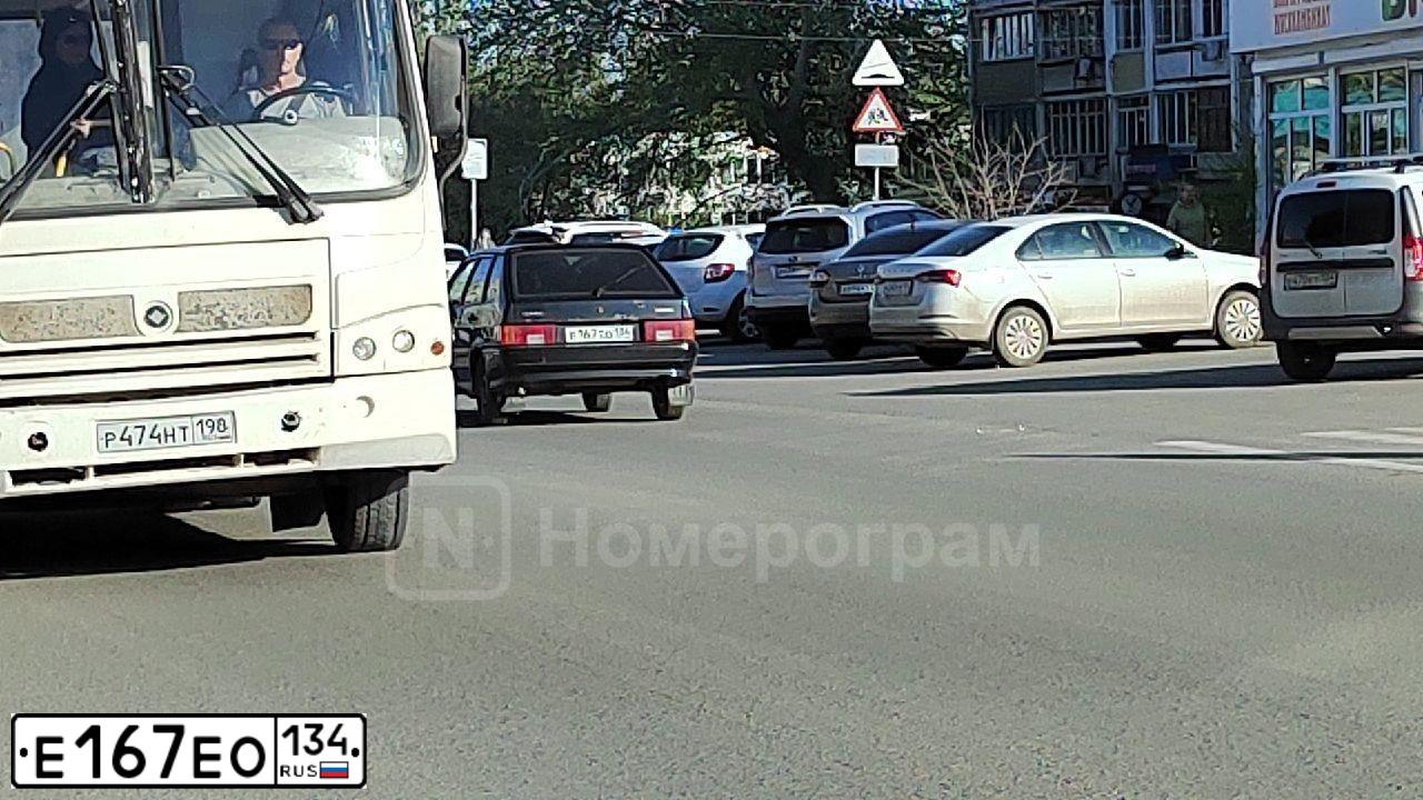 Фото автомобиля MERCEDES E-KLASSE, 2014 — госномер Р495ВН136. Цвет: СЕРЫЙ