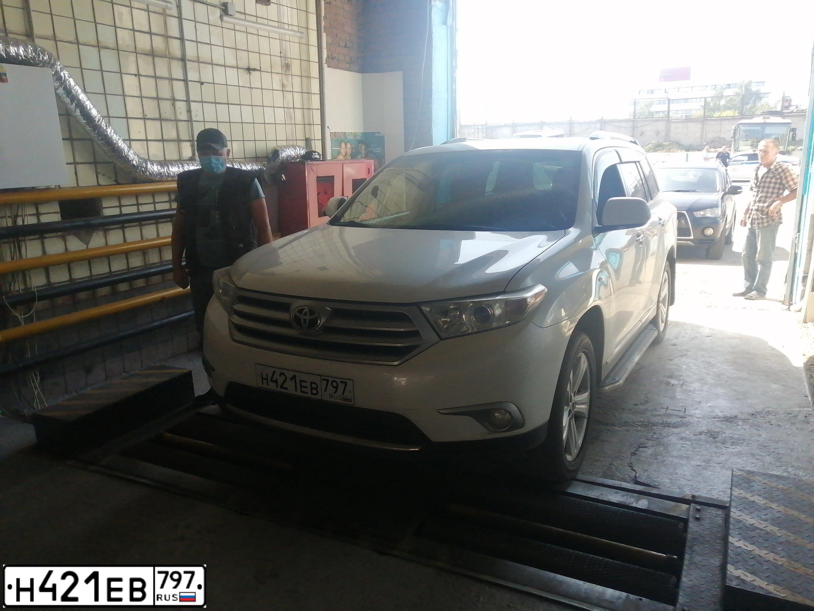 Фото автомобиля TOYOTA HIGHLANDER, 2010 — госномер С894МК40. Цвет: Белый