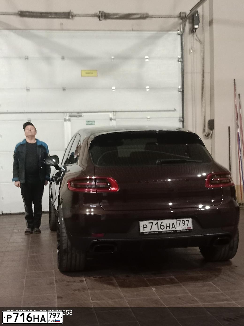 Фото автомобиля PORSCHE MACAN, 2017 — госномер Р716НА797. Цвет: Коричневый