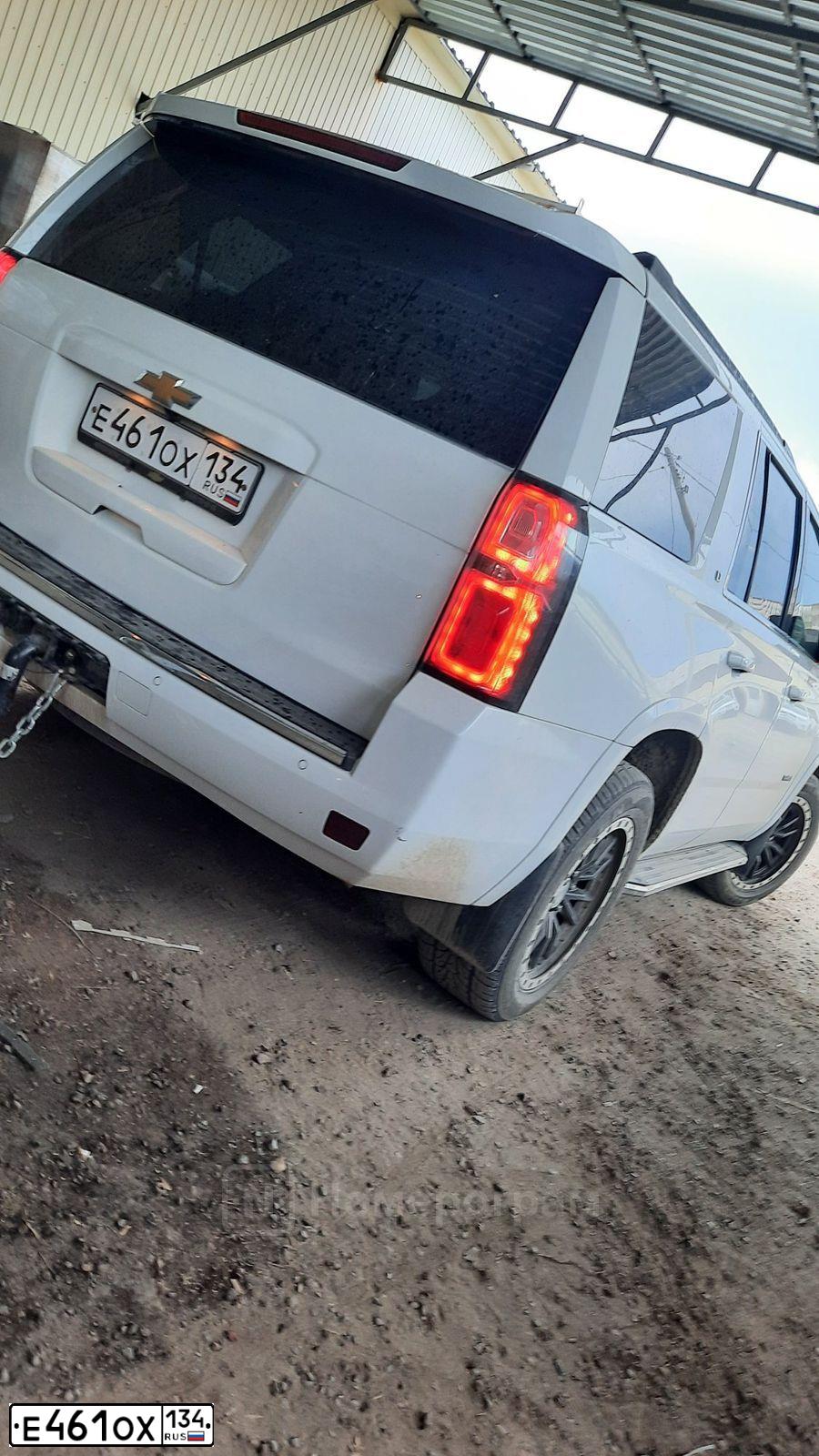 Фото автомобиля CHEVROLET TAHOE, 2018 — госномер Е461ОХ134. Цвет: Белый