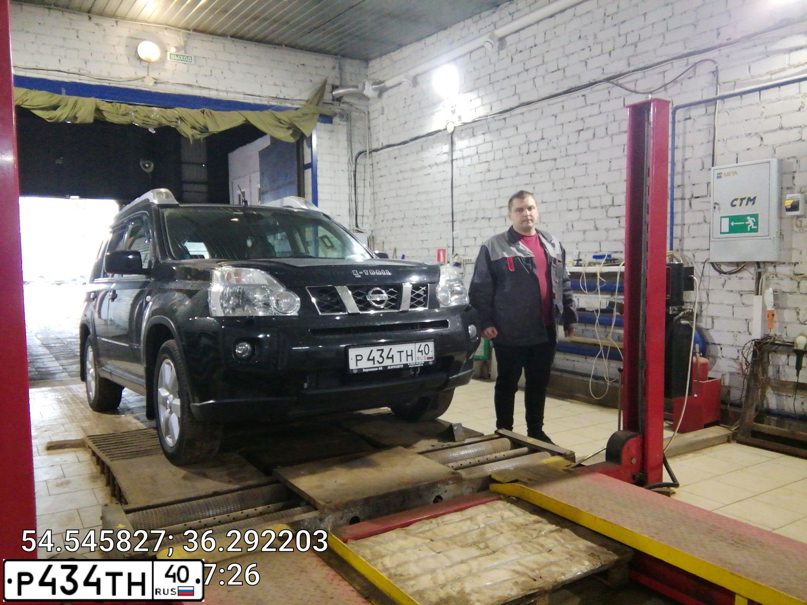 Фото автомобиля NISSAN X-TRAIL, 2010 — госномер Р993ТМ40. Цвет: ЧЕРНЫЙ