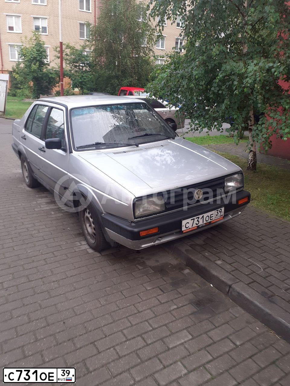 Фото автомобиля VOLKSWAGEN JETTA, 1991 — госномер С731ОЕ39. Цвет: Серебристый