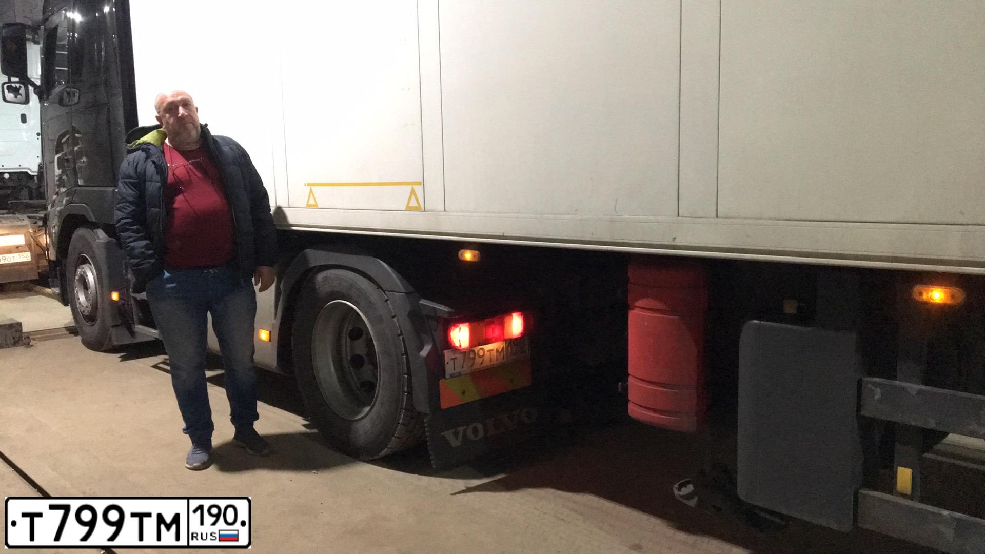 Фото автомобиля VOLVO SERIE FH /4X2/, 2012 — госномер Т799ТМ190. Цвет: ЧЕРНЫЙ