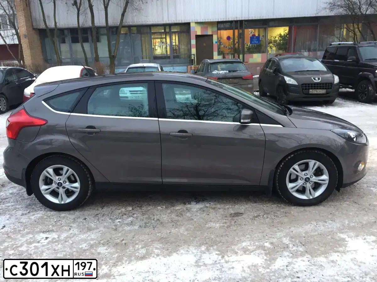 Фото автомобиля FORD FOCUS, 2012 — госномер Х778ВК37. Цвет: СЕРО-КОРИЧНЕВЫЙ