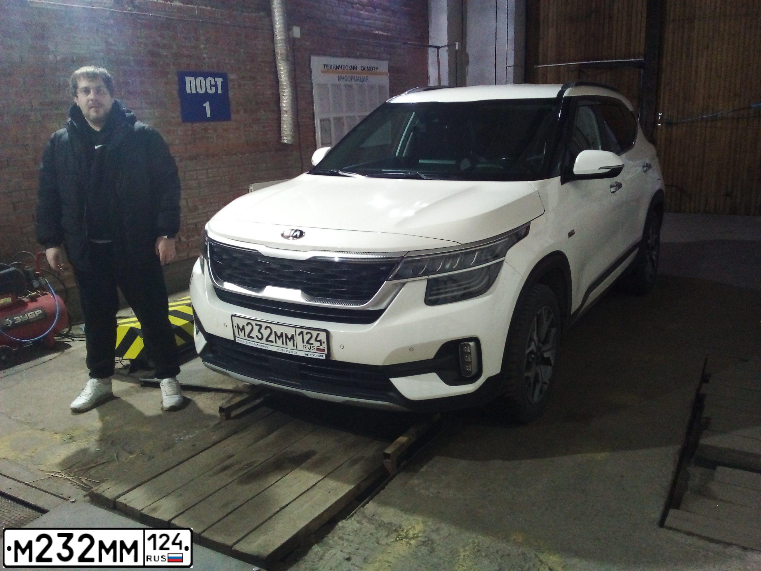 Фото автомобиля CHEVROLET TAHOE, 2013 — госномер М232ММ124. Цвет: Коричневый