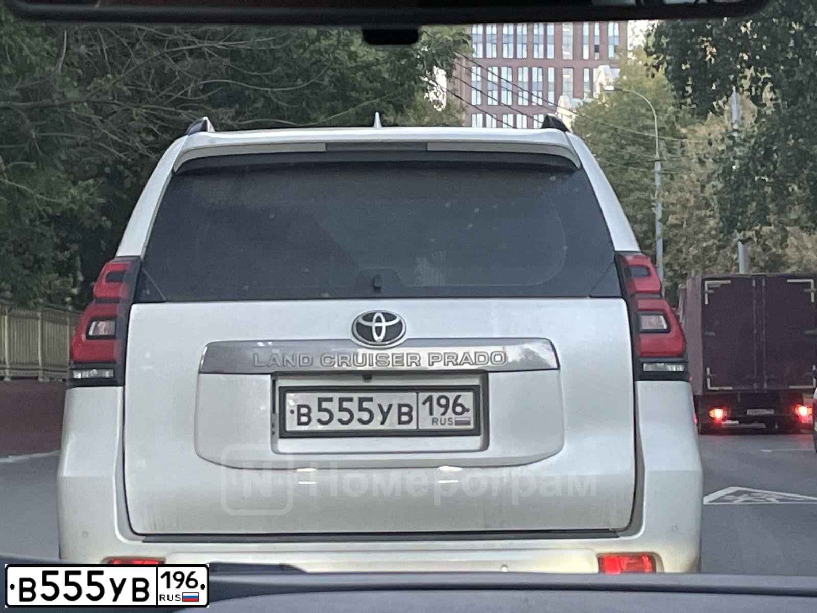 Фото автомобиля TOYOTA LANDCRUISER, 2018 — госномер В555УВ196. Цвет: БЕЛЫЙ