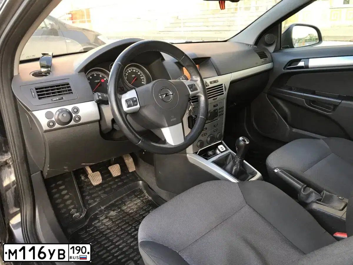 Фото автомобиля OPEL ASTRA, 2010 — госномер У154КА197. Цвет: ЧЕРНЫЙ