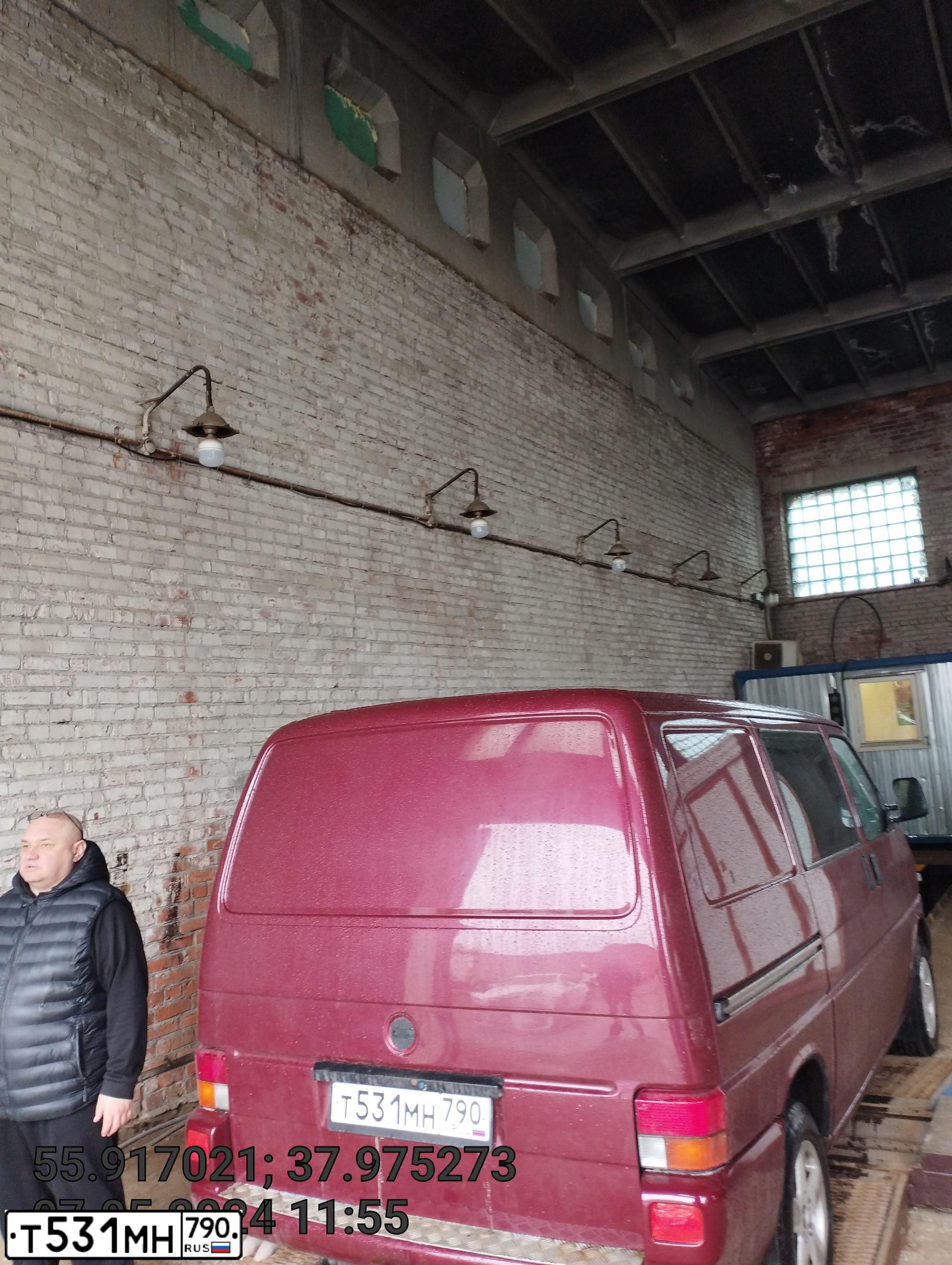 Фото автомобиля VOLKSWAGEN TRANSPORTER, 2000 — госномер Р155КТ57. Цвет: Красный