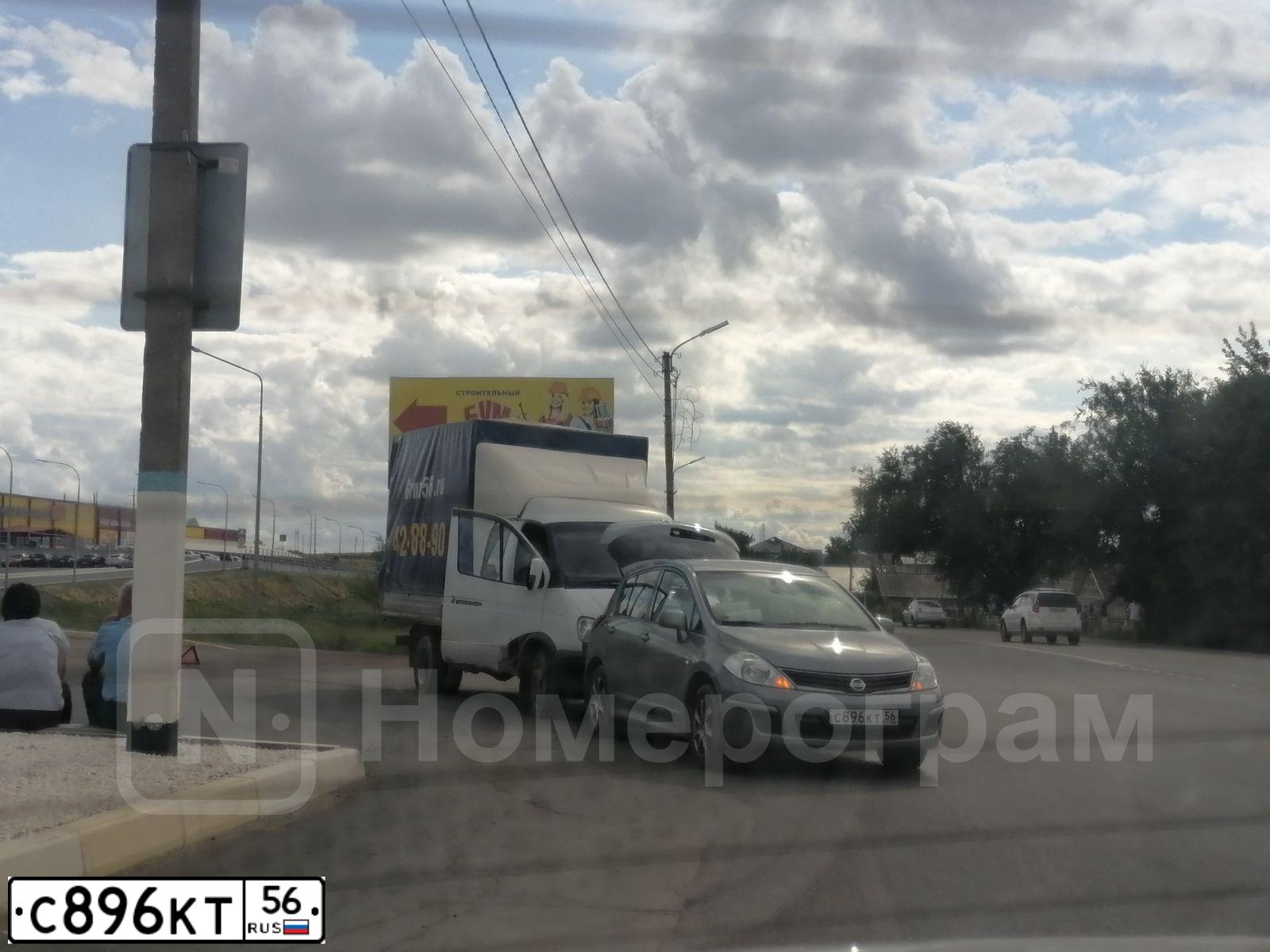 Фото автомобиля NISSAN TIIDA, 2010 — госномер С896КТ56. Цвет: Серый