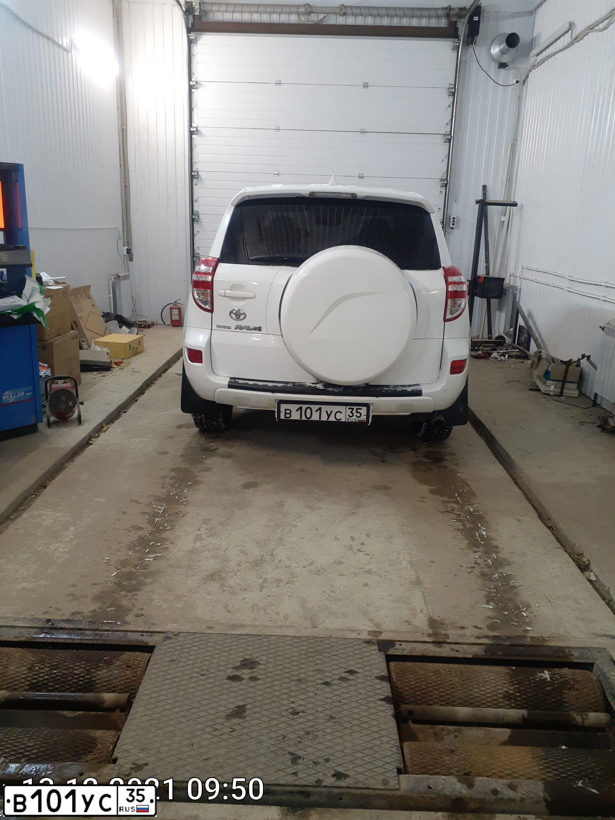 Фото автомобиля TOYOTA RAV4, 2012 — госномер В101УС35. Цвет: Белый