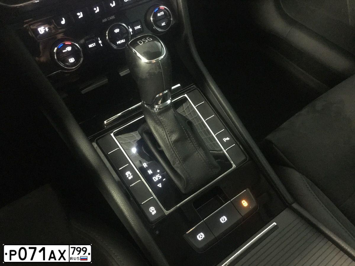 Фото автомобиля SKODA SUPERB, 2017 — госномер Р071АХ799. Цвет: Серый