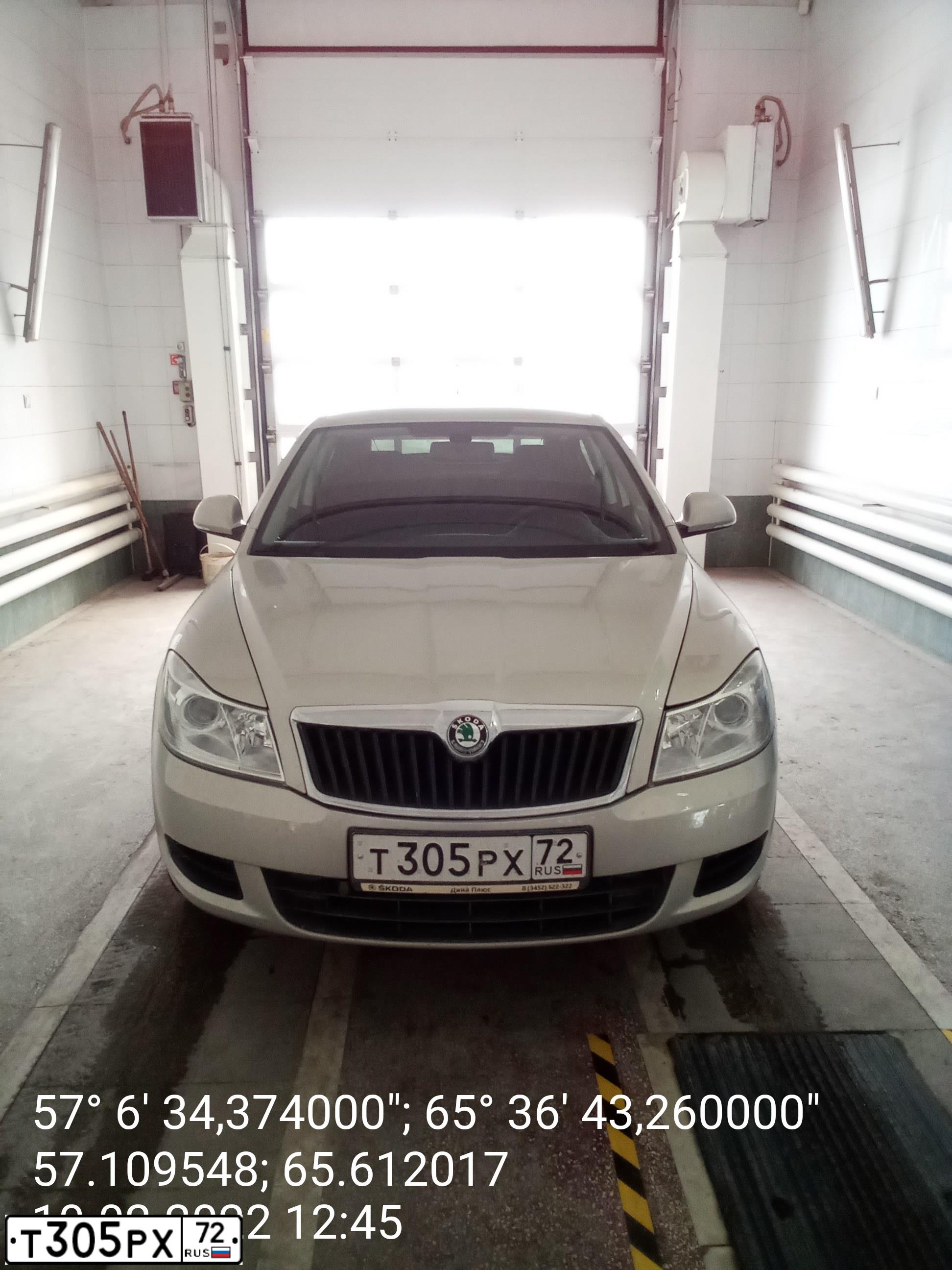 Фото автомобиля SKODA OCTAVIA, 2013 — госномер Н377ОВ45. Цвет: Серебристо-Желтый