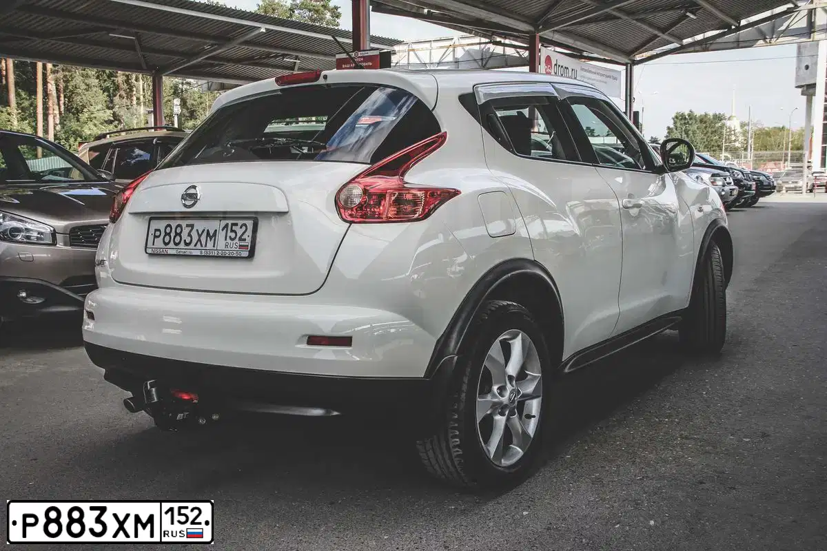 Фото автомобиля NISSAN JUKE, 2012 — госномер К647ОХ196. Цвет: БЕЛЫЙ