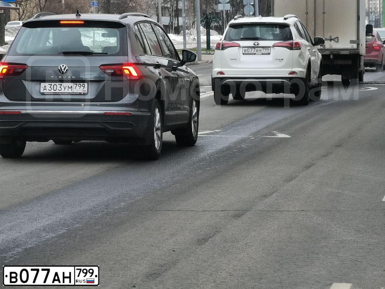 Фото автомобиля TOYOTA RAV4, 2017 — госномер В077АН799. Цвет: Белый перламутр/Темно-серый