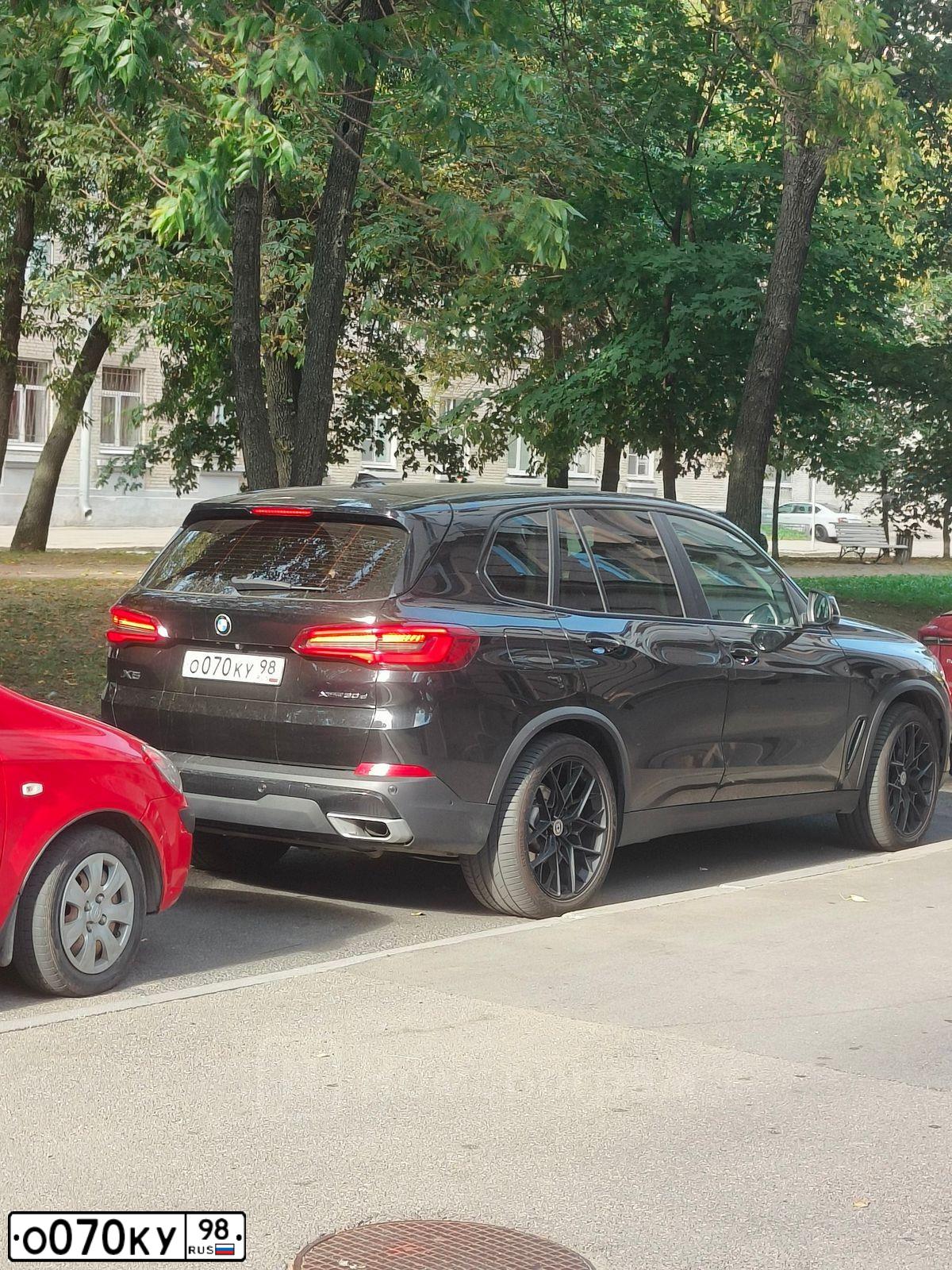 Фото автомобиля BMW X5, 2019 — госномер В695УР198. Цвет: ЧЕРНЫЙ