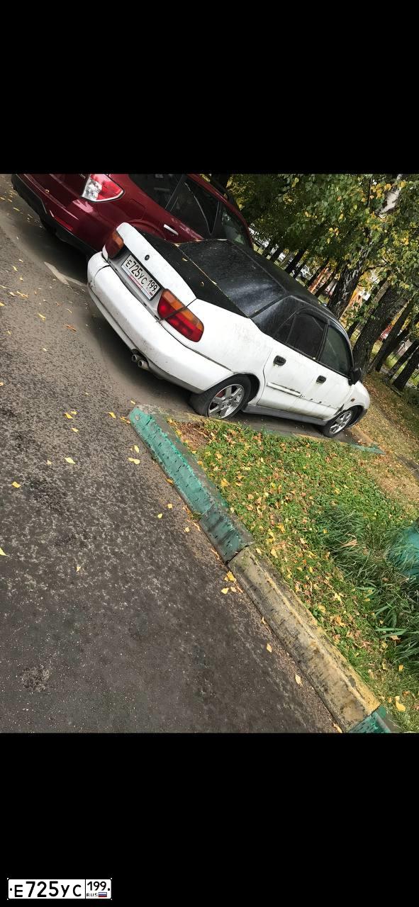 Фото автомобиля MITSUBISHI CARISMA, 1998 — госномер Е725УС199. Цвет: БЕЛЫЙ