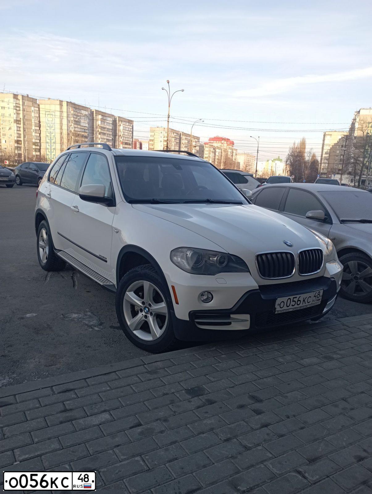 Фото автомобиля BMW X5, 2010 — госномер Х583НР31. Цвет: Белый