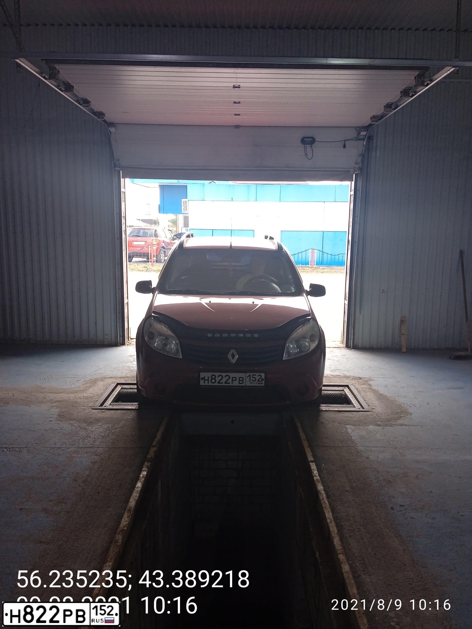 Фото автомобиля RENAULT SANDERO, 2010 — госномер М916КА152. Цвет: Красный
