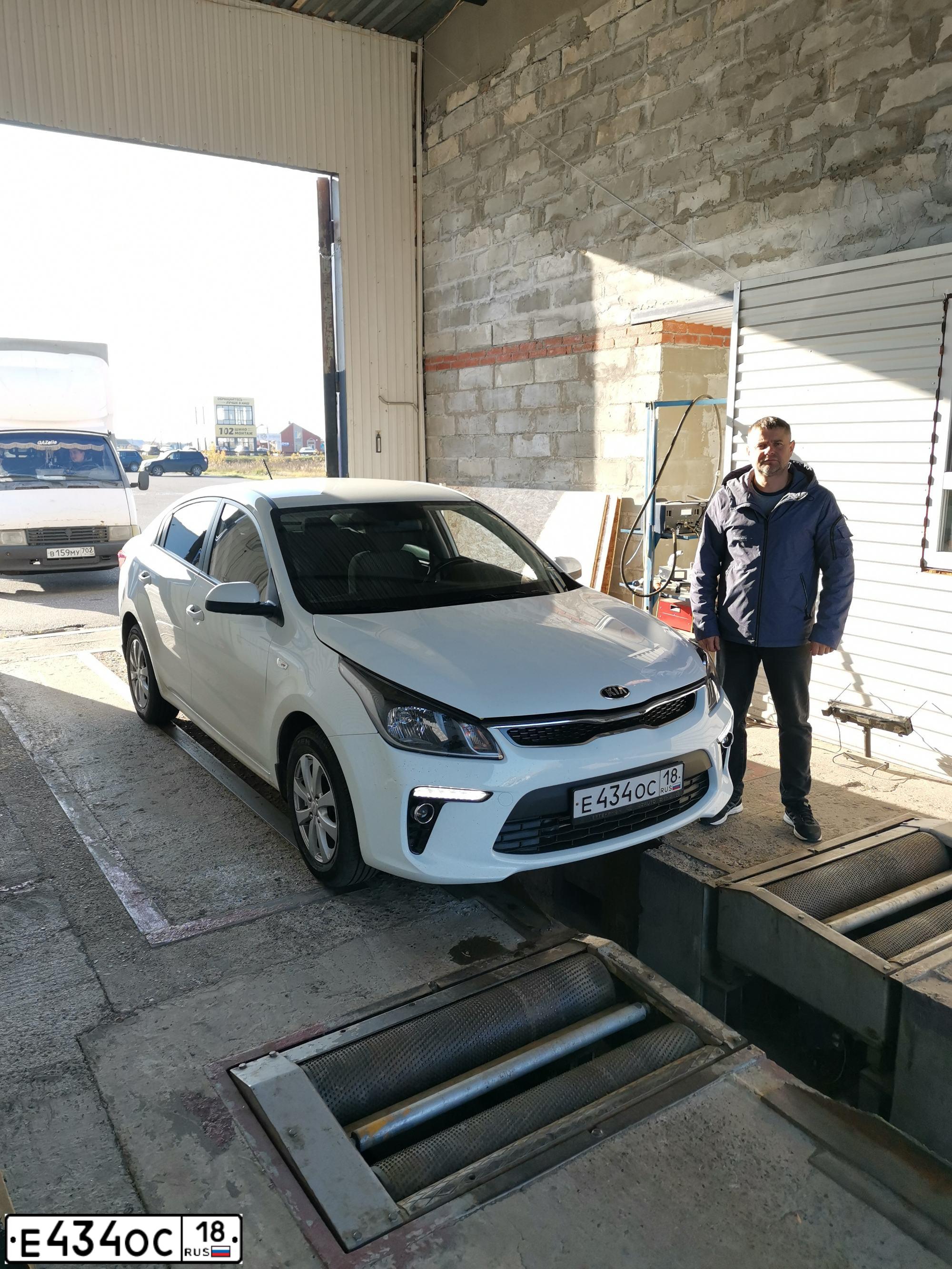 Фото автомобиля KIA RIO, 2019 — госномер Е434ОС18. Цвет: БЕЛЫЙ