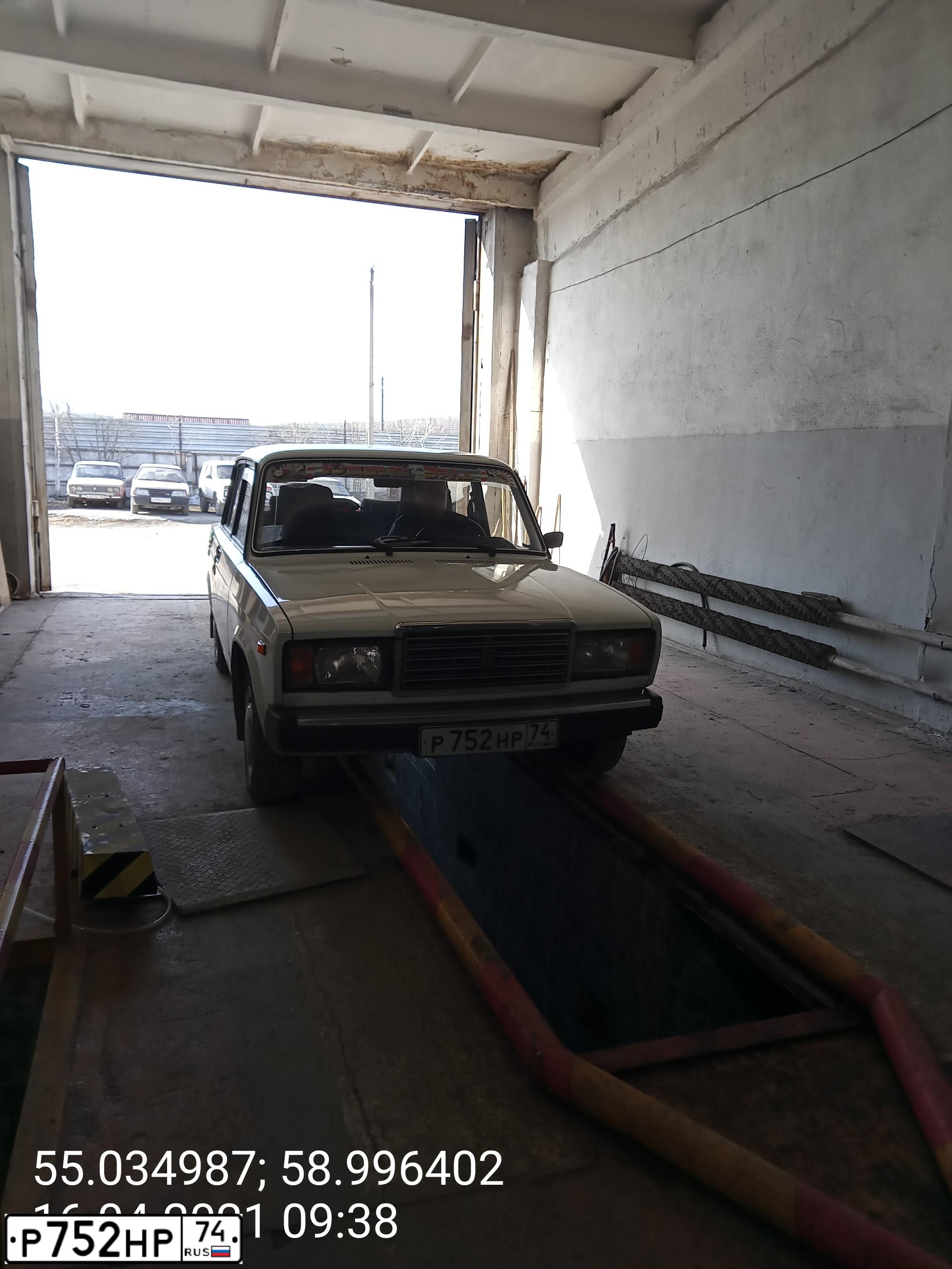 Фото автомобиля LADA 2107, 2002 — госномер Р752НР74. Цвет: ЯРКО-БЕЛЫЙ