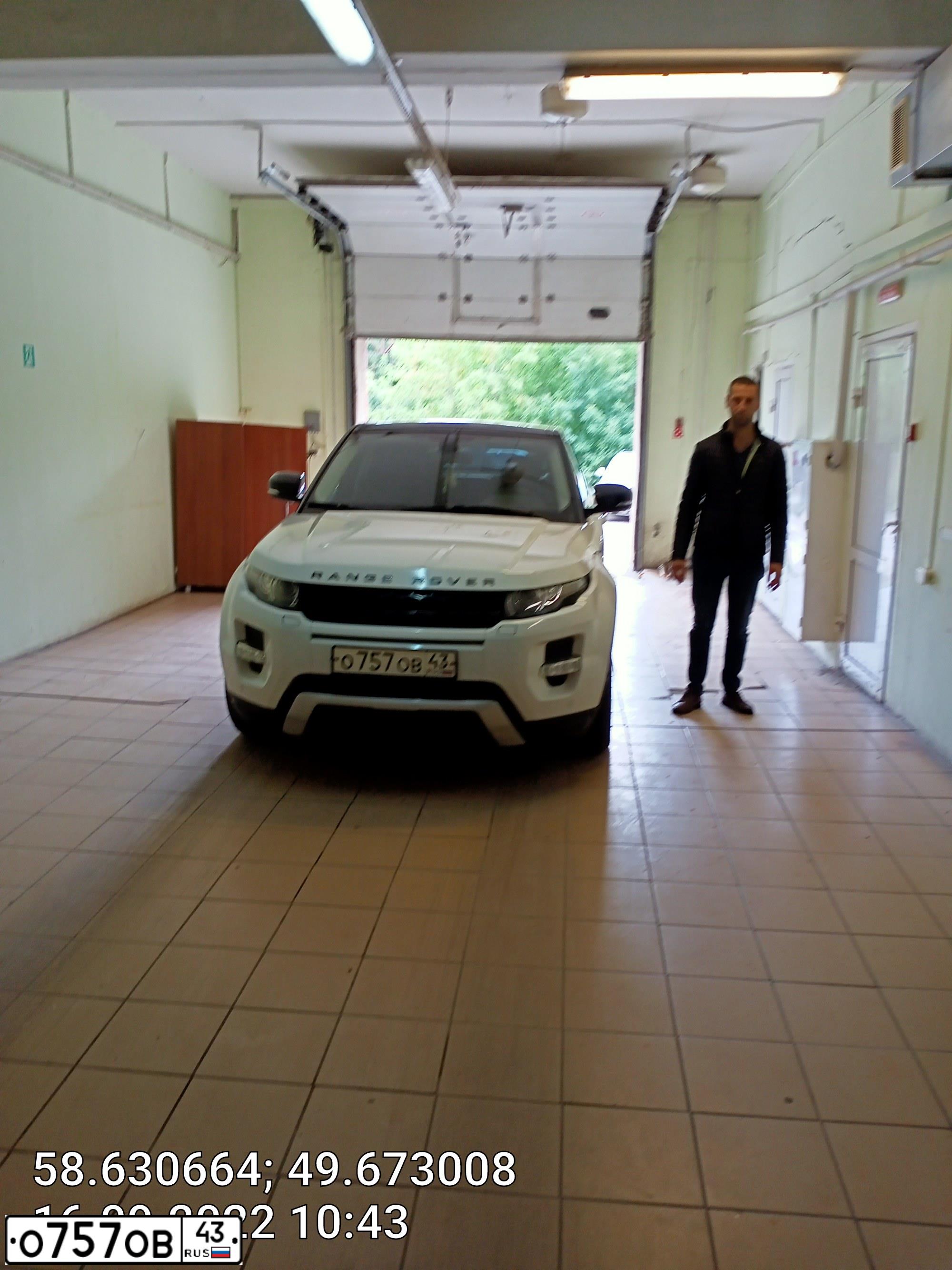 Фото автомобиля LANDROVER RANGE ROVER EVOQUE, 2012 — госномер Р606ВН159. Цвет: ЯРКО-БЕЛЫЙ