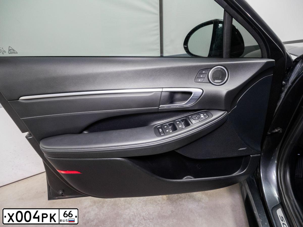 Фото автомобиля HYUNDAI SONATA, 2020 — госномер Т154АУ196