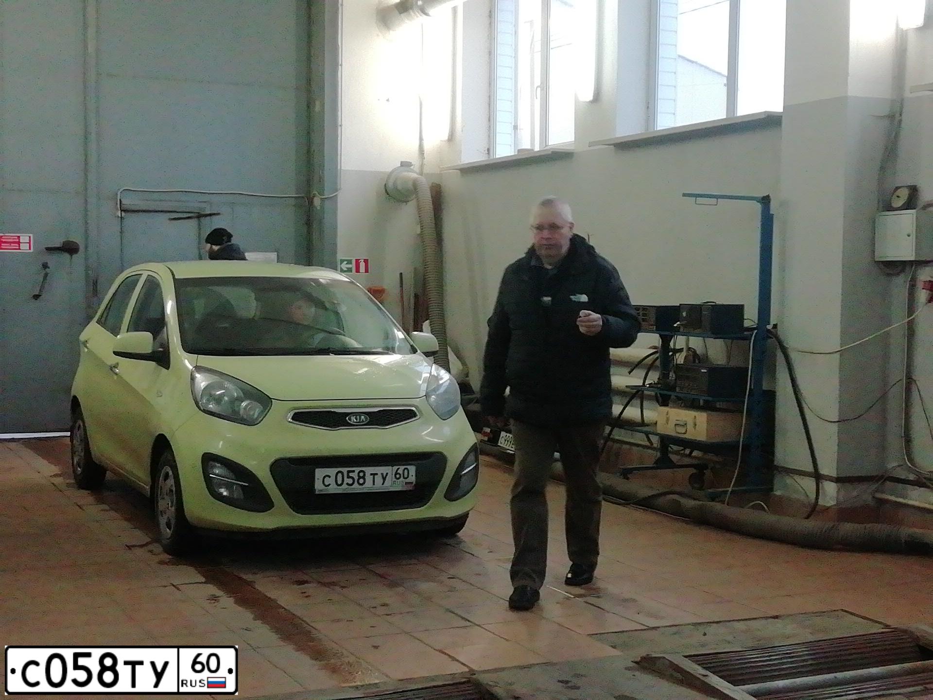 Фото автомобиля KIA PICANTO / MORNING, 2011 — госномер К875АХ178. Цвет: САЛАТОВЫЙ