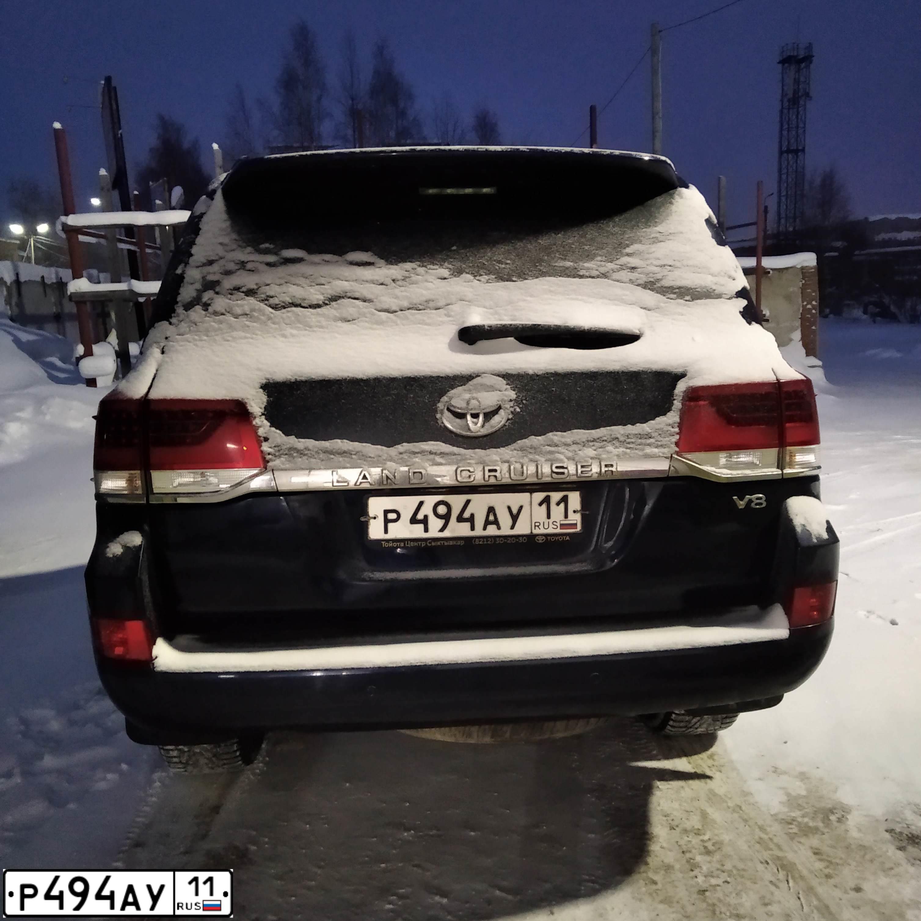 Фото автомобиля TOYOTA LANDCRUISER 200, 2015 — госномер Р494АУ11. Цвет: ТЕМНО-СИНИЙ