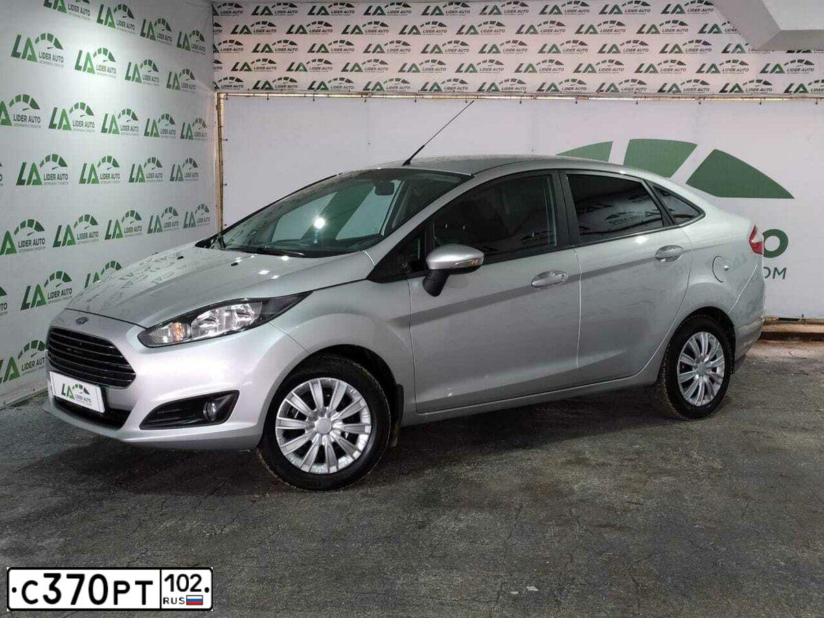 Фото автомобиля FORD FIESTA, 2015 — госномер Е083РР702. Цвет: Серебристый