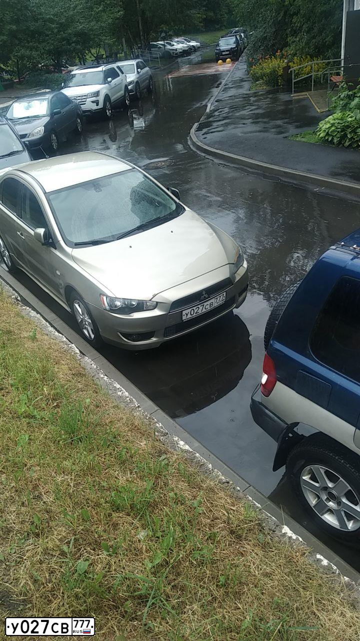 Фото автомобиля MITSUBISHI LANCER, 2008 — госномер У027СВ777. Цвет: БЕЖЕВЫЙ
