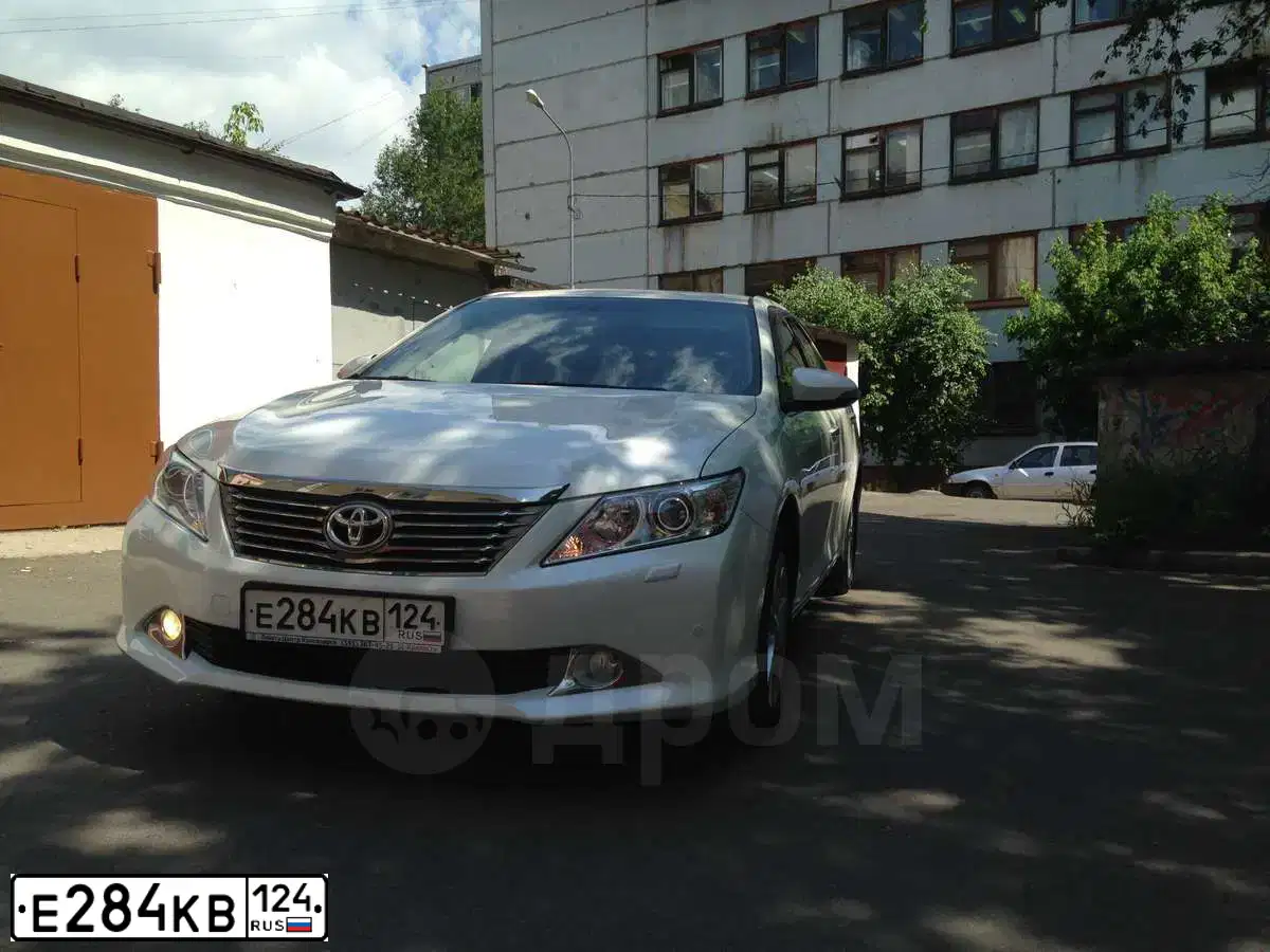 Фото автомобиля TOYOTA CAMRY, 2012 — госномер К672УЕ70. Цвет: Белый