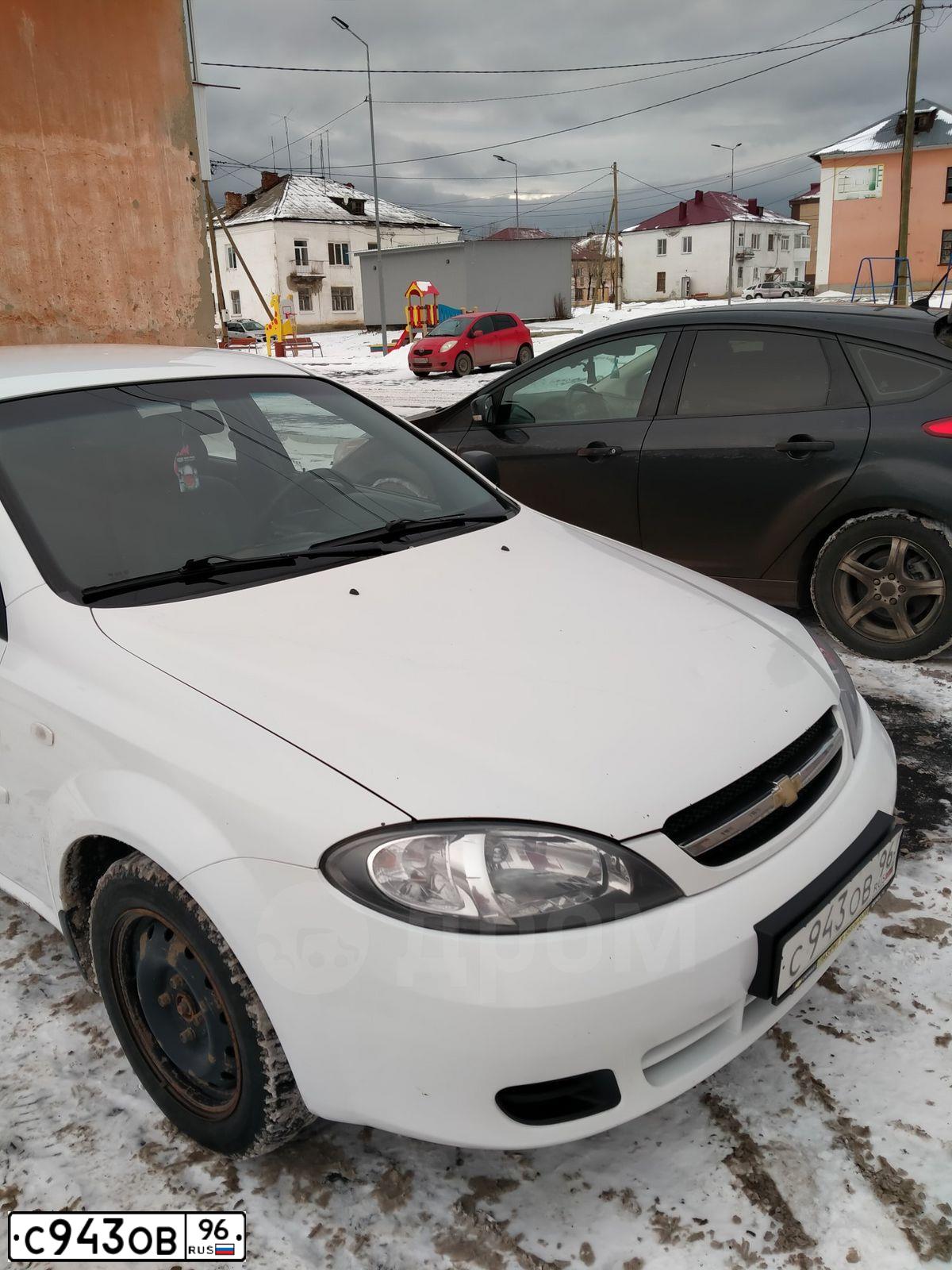 Фото автомобиля CHEVROLET LACETTI, 2011 — госномер Т504АО196. Цвет: Белый