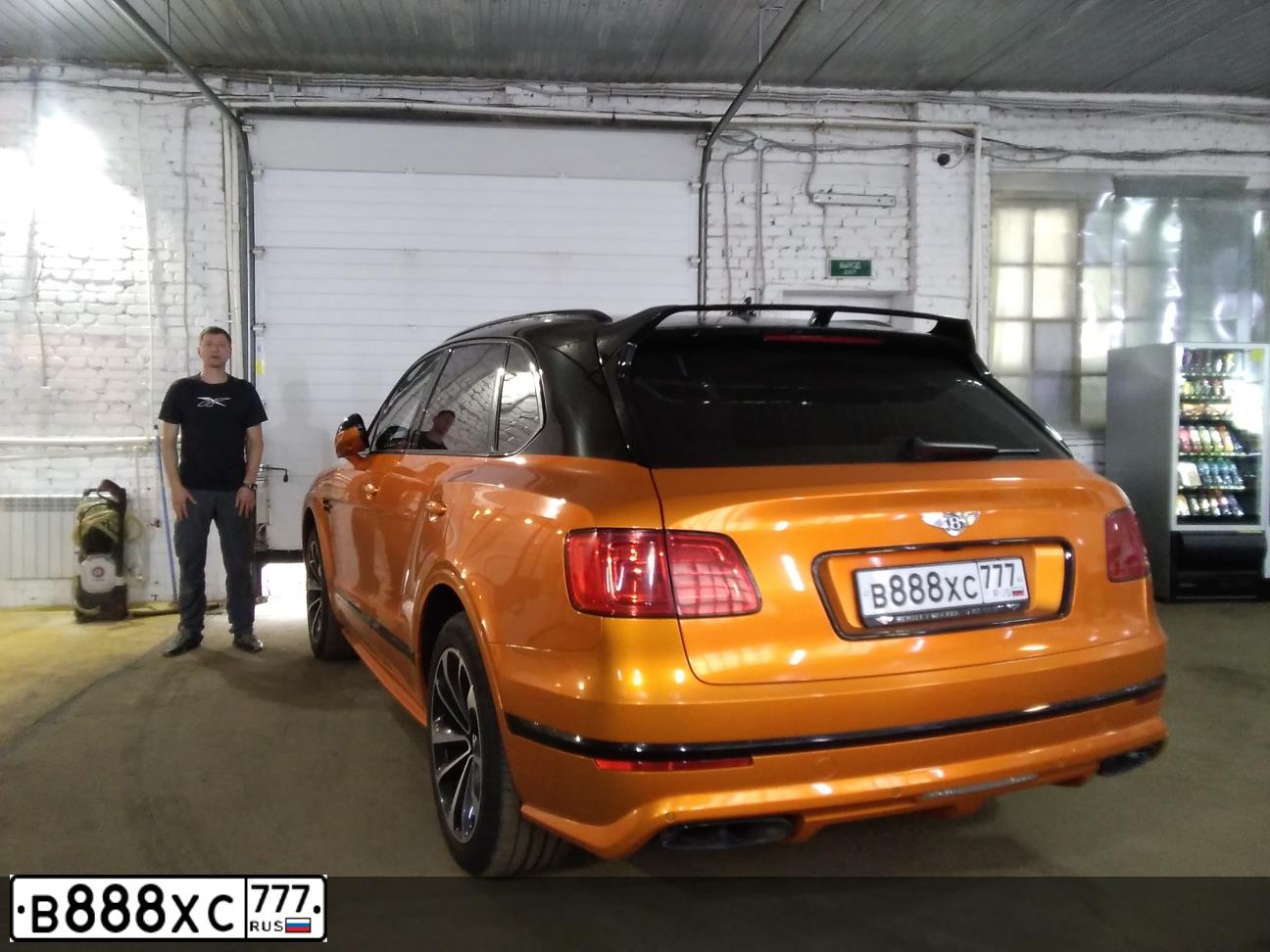 Фото автомобиля BENTLEY BENTAYGA, 2016 — госномер В888ХС777. Цвет: ОРАНЖЕВО-ЧЕРНЫЙ