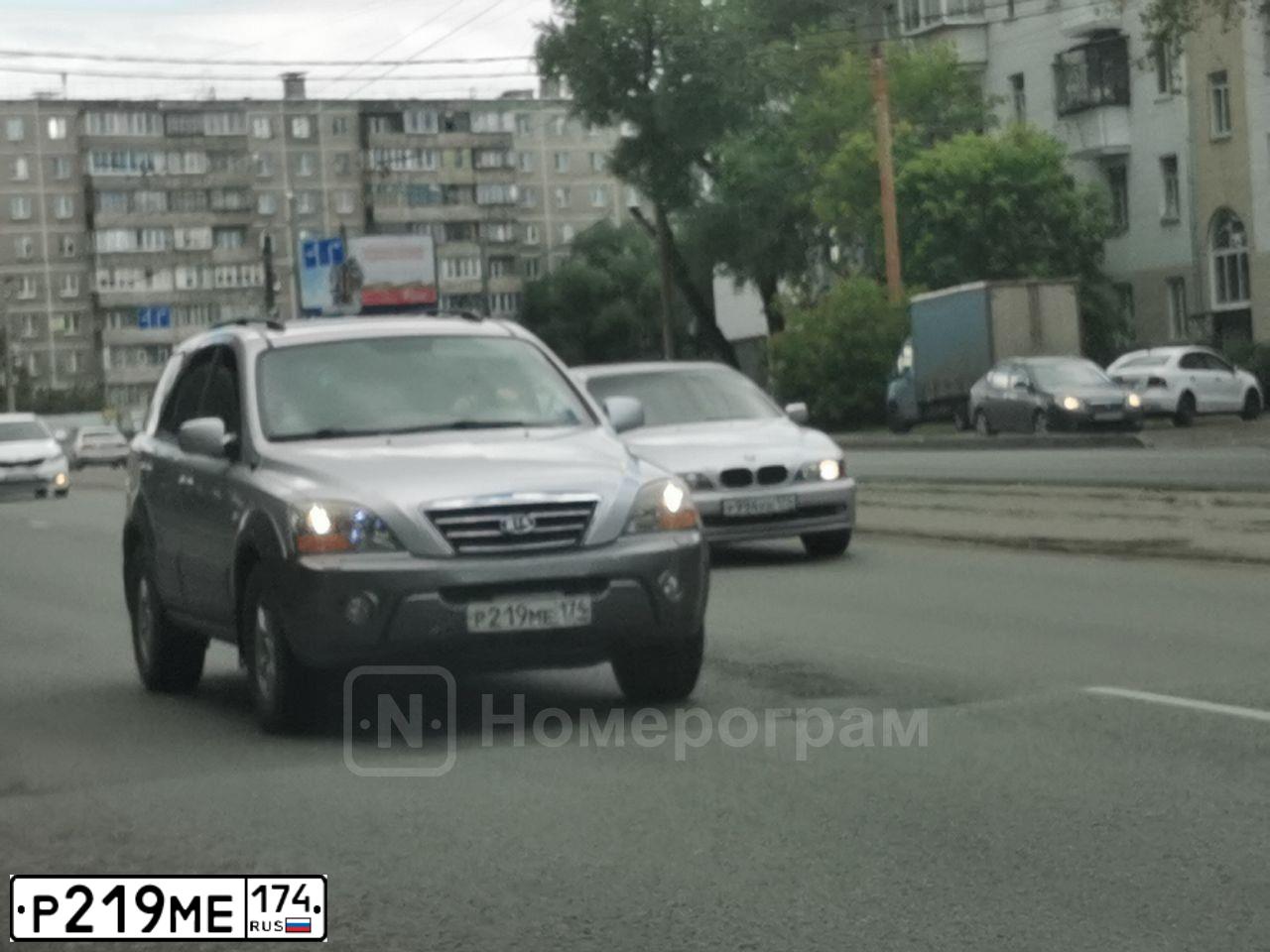 Фото автомобиля KIA SORENTO, 2006 — госномер Х379МВ196. Цвет: СВЕТЛО-СЕРЫЙ