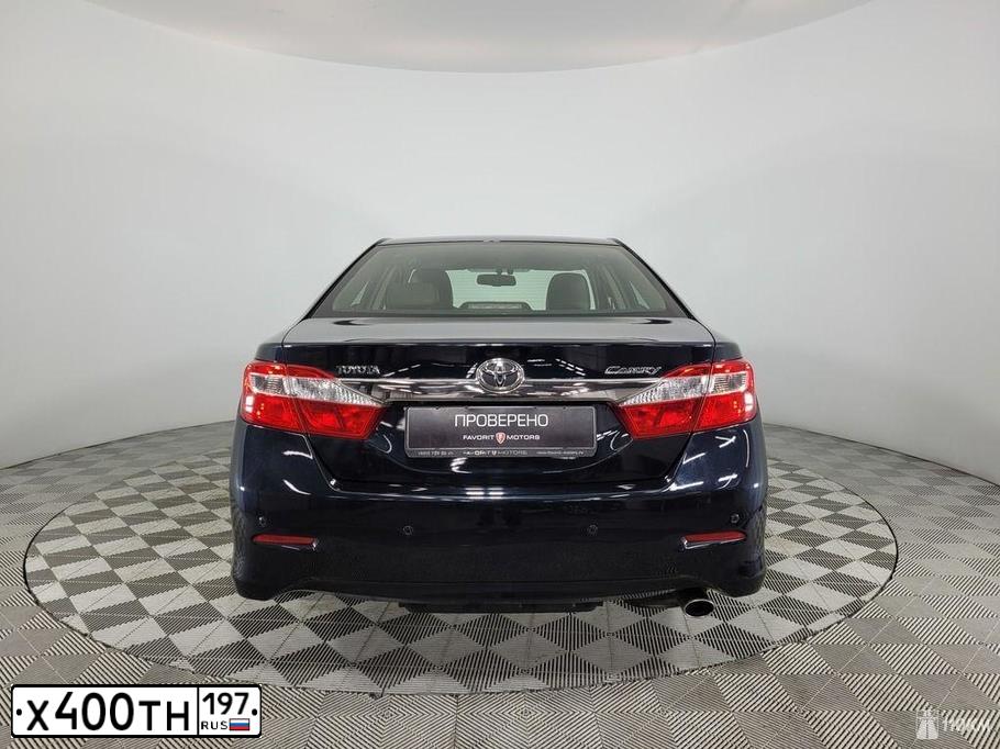 Фото автомобиля TOYOTA CAMRY, 2012 — госномер К399ВН702. Цвет: ТЕМНО СЕРЫЙ МЕТАЛЛИК