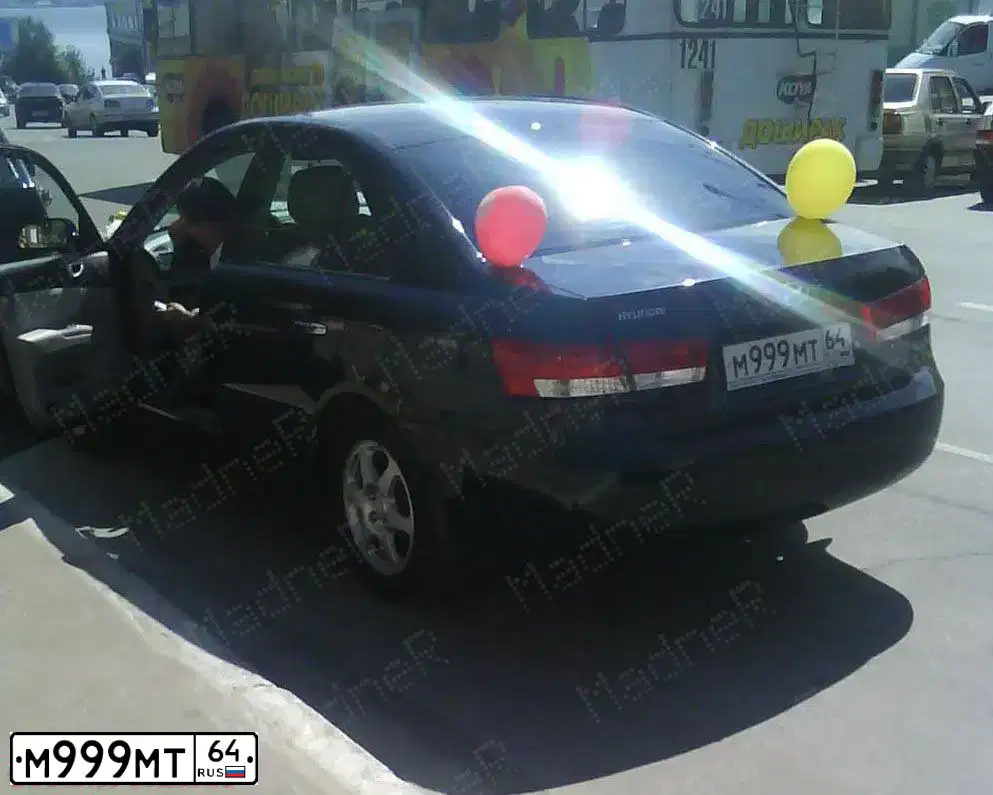 Фото автомобиля HYUNDAI SONATA, 2005 — госномер М999МТ64. Цвет: ТЕМНО СИНИЙ