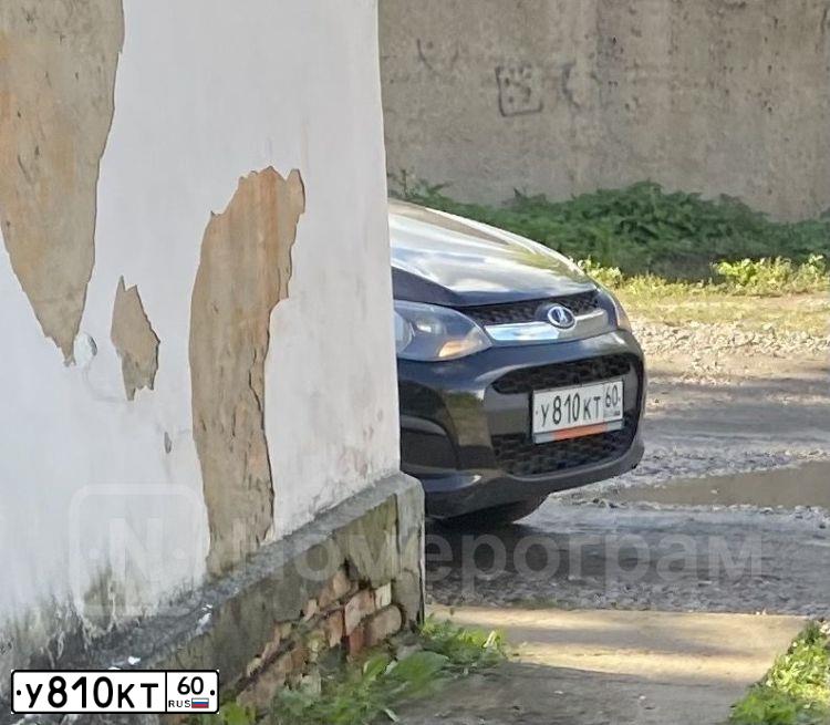 Фото автомобиля LADA 2192 KALINA, 2015 — госномер У810КТ60. Цвет: ЧЕРНЫЙ
