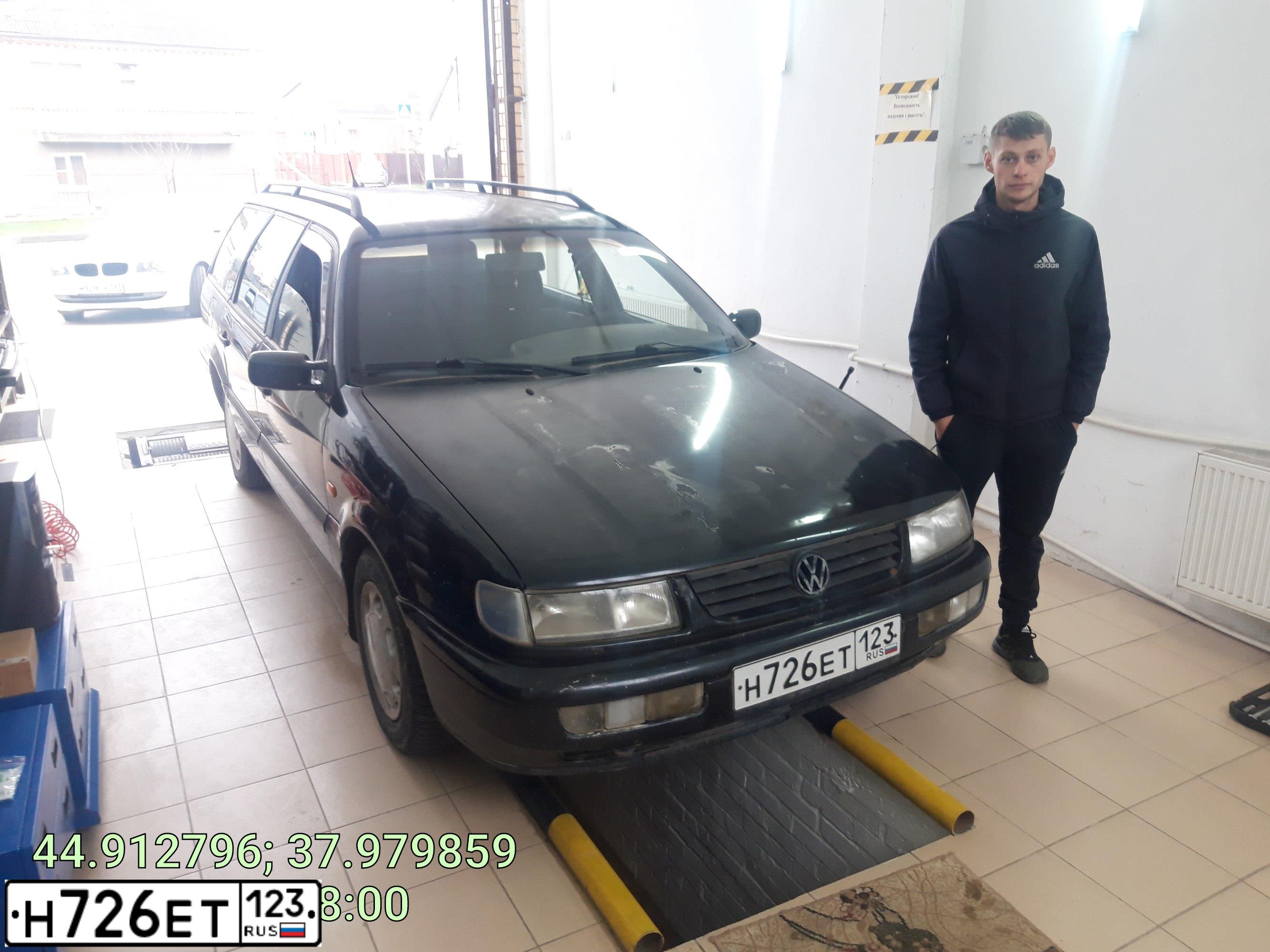 Фото автомобиля VOLKSWAGEN PASSAT, 1994 — госномер В635ВЕ01. Цвет: ЧЕРНЫЙ