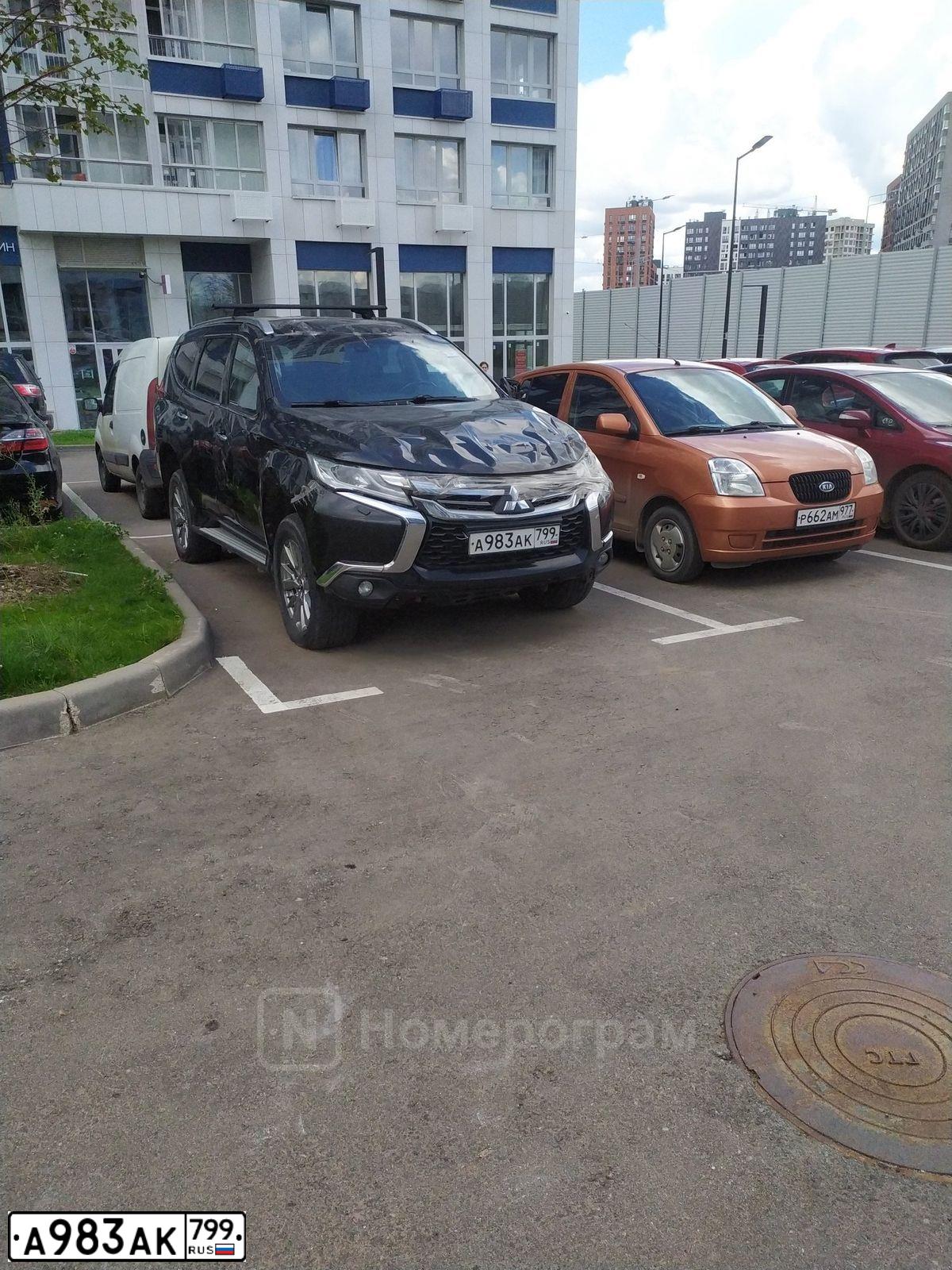 Фото автомобиля MITSUBISHI PAJERO SPORT, 2017 — госномер А983АК799. Цвет: ЧЕРНЫЙ
