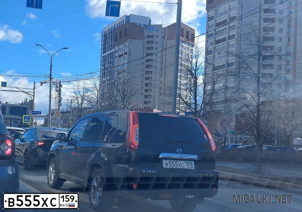 Фото автомобиля UAZ 2363 PICKUP, 2013 — госномер В555ХС159. Цвет: РАШМО МЕТАЛЛИК