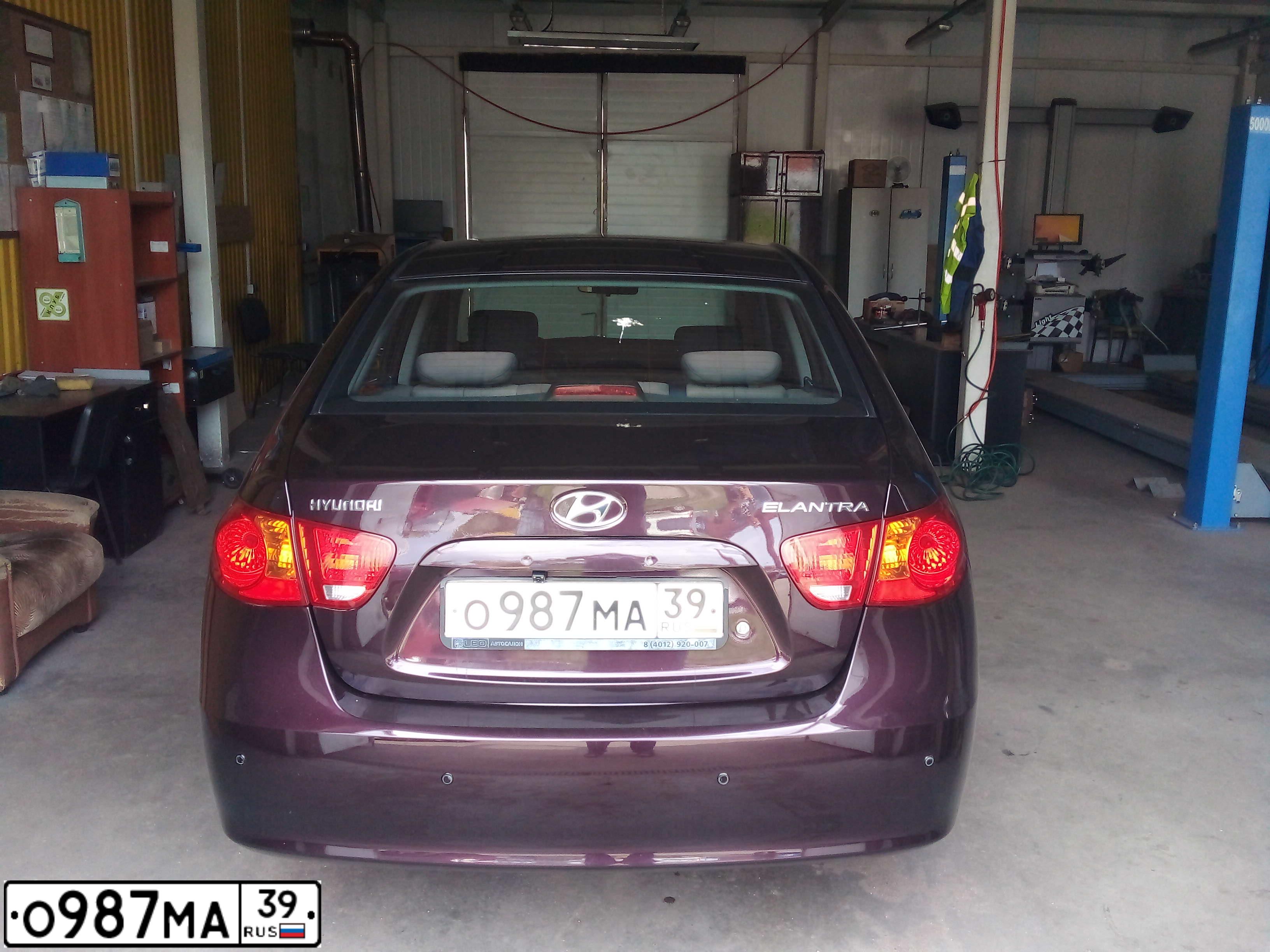 Фото автомобиля HYUNDAI ELANTRA, 2008 — госномер О987МА39. Цвет: ВИШНЕВЫЙ