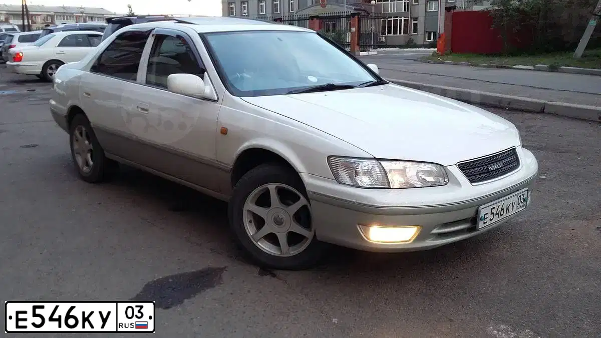 Фото автомобиля TOYOTA CAMRY, 1998 — госномер Е546КУ03