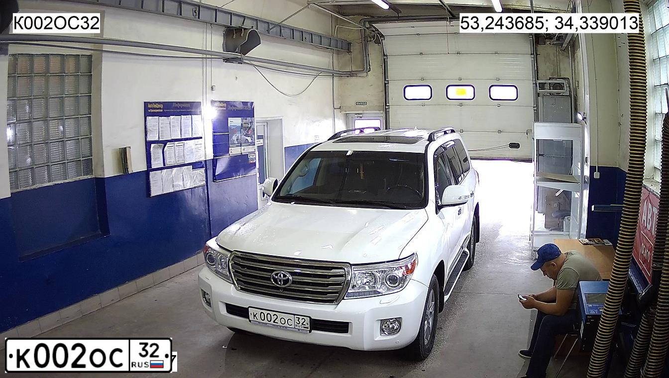Фото автомобиля TOYOTA LANDCRUISER 200, 2013 — госномер К002ОС32. Цвет: Белый