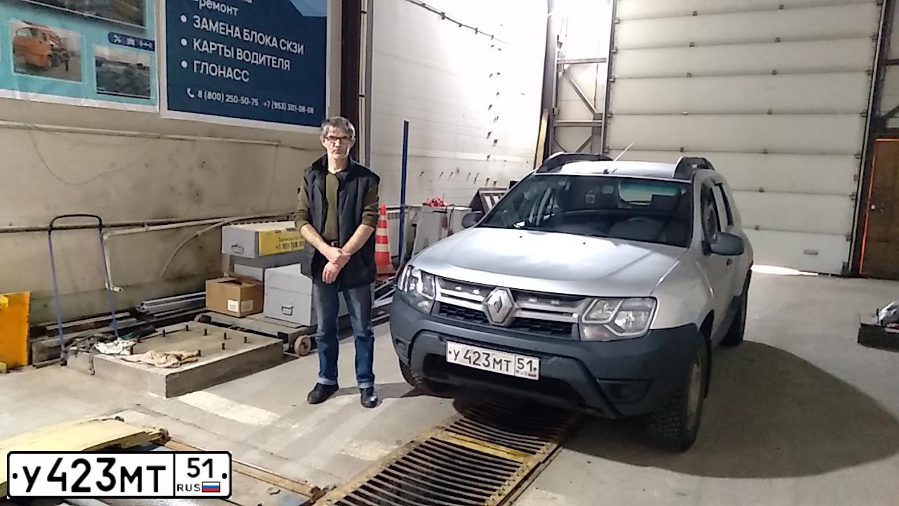 Фото автомобиля RENAULT DUSTER, 2015 — госномер У423МТ51. Цвет: СВЕТЛО-СЕРЫЙ