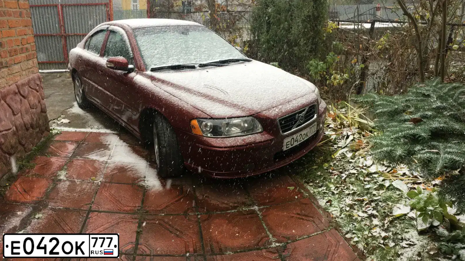 Фото автомобиля VOLVO S60, 2008 — госномер В582РТ150. Цвет: Красный