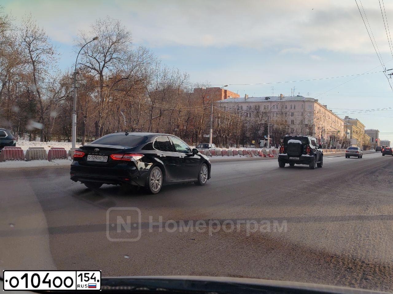 Фото автомобиля TOYOTA CAMRY, 2012 — госномер О154ОО154. Цвет: ЧЕРНЫЙ МЕТАЛЛИК