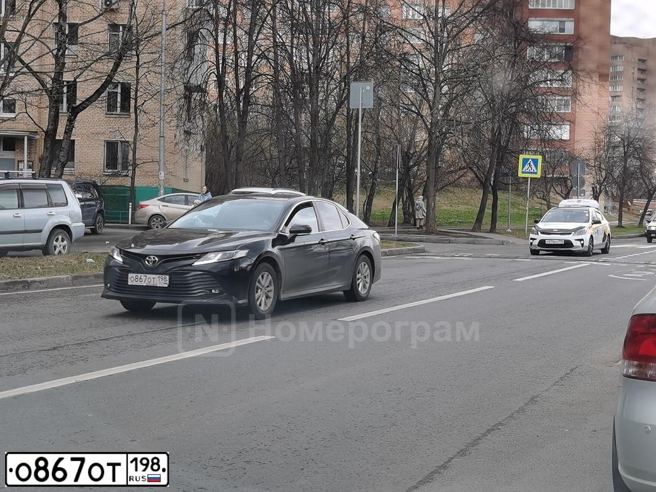 Фото автомобиля TOYOTA CAMRY, 2020 — госномер О867ОТ198. Цвет: ЧЕРНЫЙ