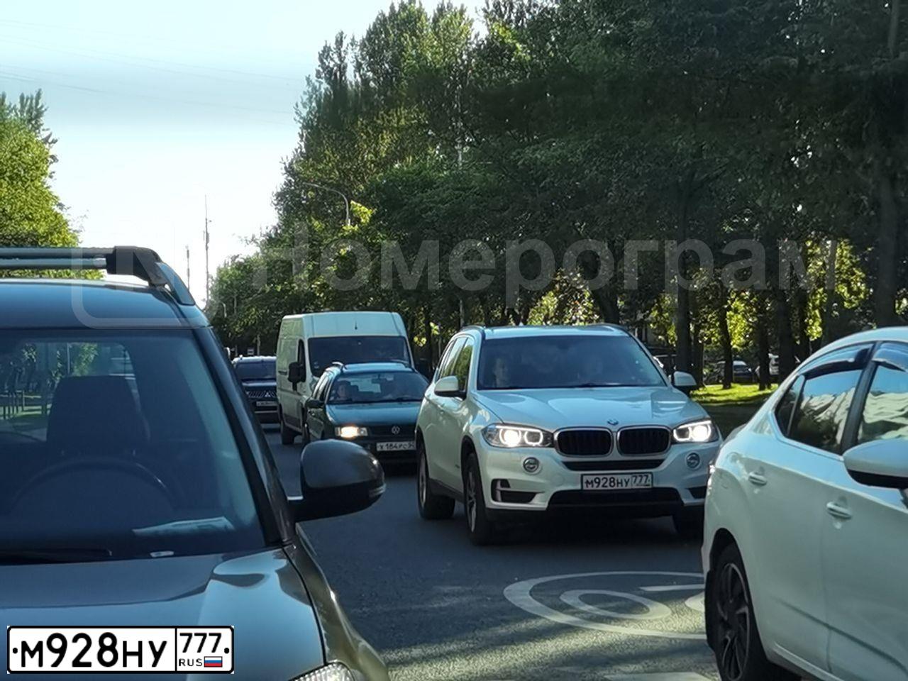 Фото автомобиля BMW X5, 2015 — госномер Р232КК790. Цвет: БЕЛЫЙ МЕТАЛЛИК
