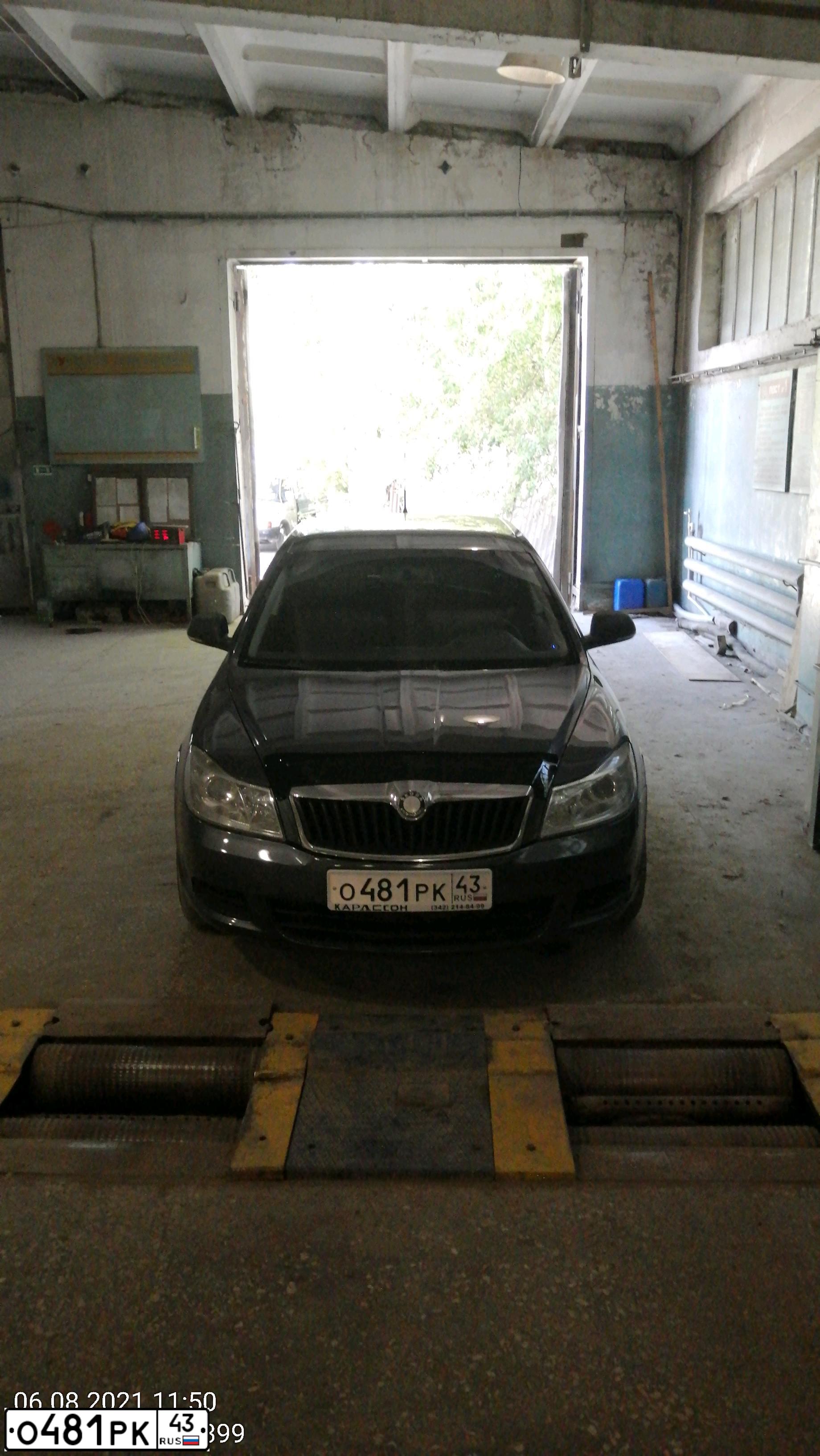 Фото автомобиля SKODA OCTAVIA, 2010 — госномер О481РК43. Цвет: ТЕМНО-СЕРЫЙ